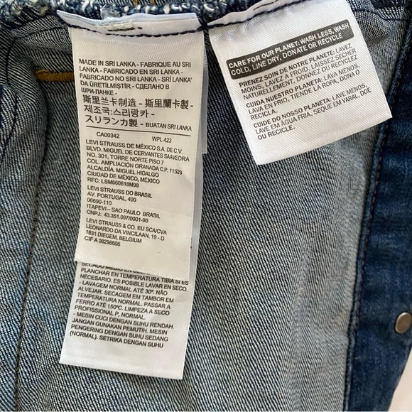 Levi’s Classic Denim Trucker Jacket Effortless Cool Vibe | M - Picture 8 of 9